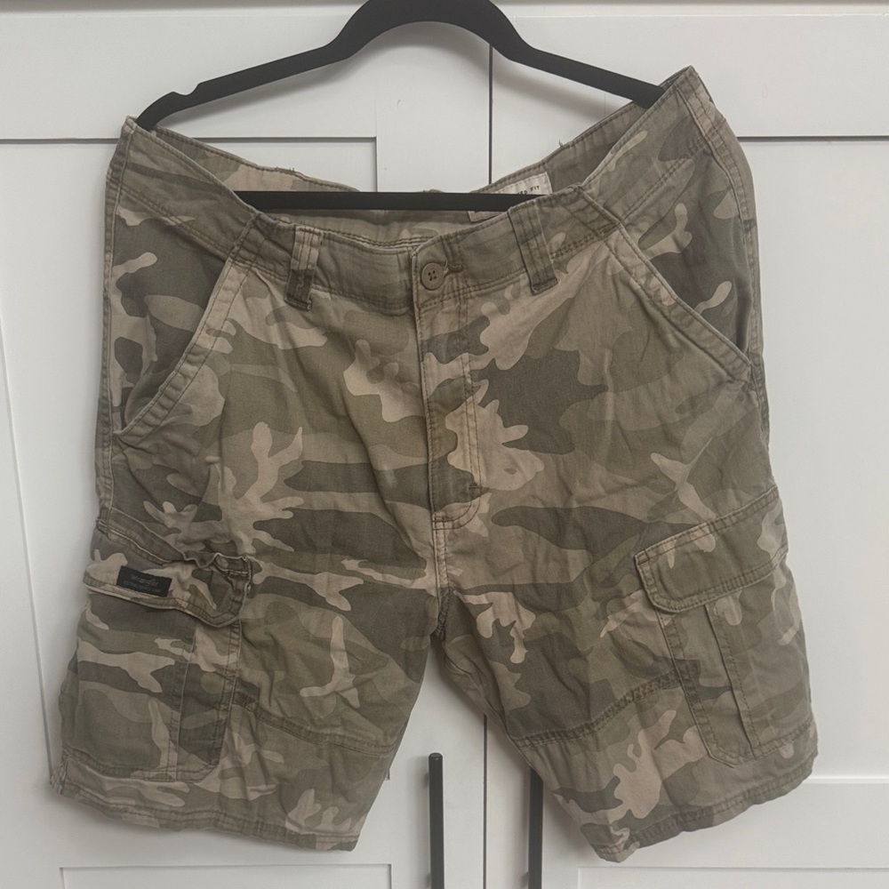 Wrangler Green and Tan Cargo Shorts